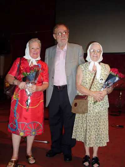  El presidente de la Federación, junto a dos de las mujeres de la línea fundadora de ‘Madres de Plaza de Mayo’ homenajeadas.