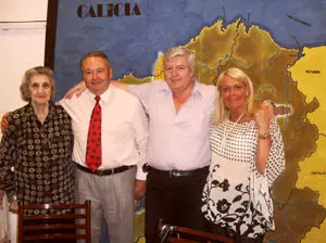  El presidente del Centro Gallego, Ladislao Picallo &ndash;2&ordm; por la izda.&ndash;, junto a dirigentes del Centro Madrile&ntilde;o de Rosario asistentes a la cena.