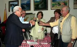 Carmelo González –a la izquierda–, brindó por un buen año 2010 para la familia canaria.