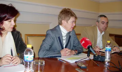  La directora general, la secretaria de Estado y el jefe de Gabinete, durante la rueda de prensa.