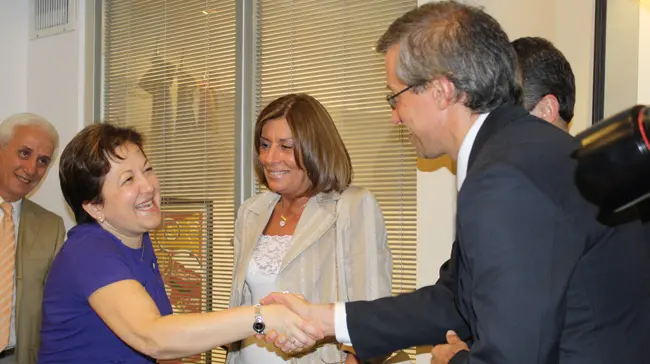  La conselleira de Sanidade, Pilar Farjas, saluda a los profesionales del Hospital antes de la reuni&oacute;n que mantuvo con ellos.