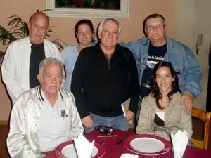 Felipe Cid –a la derecha– festejó junto a amigos los 15 años del Boletín.