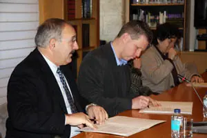   Ram&oacute;n Villares y Craig Patterson, durante la firma del protocolo.