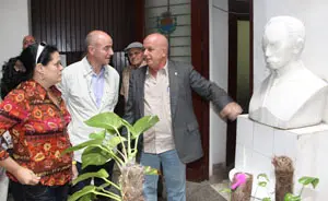  Jos&eacute; Antonio Orallo muestra las instalaciones de &lsquo;Naturales de Ortigueira&rsquo; a Camba durante su visita a Cuba.
