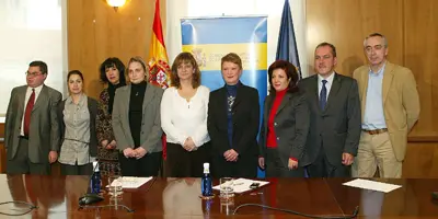  Foto de familia de los asistentes de la Administración y de la Fundación al acto de la firma del convenio.