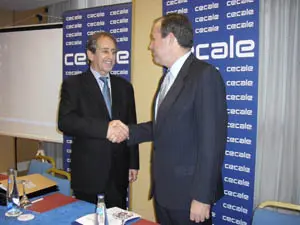 Jaime Cáceres Sayán, embajador de Perú, saluda a Jesús María Terciado, presidente de Cecale.