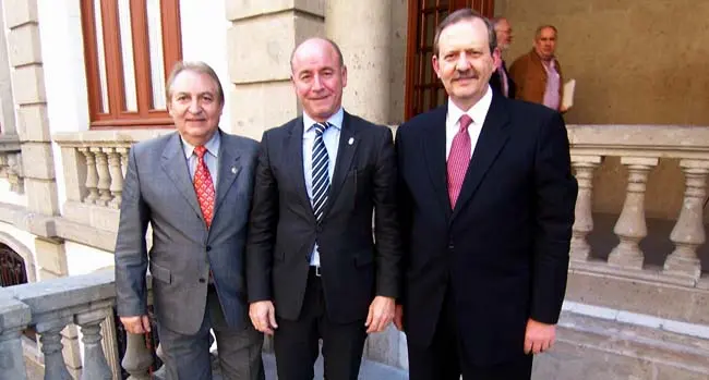  Santiago Camba, flanqueado por Luis Pi&ntilde;eiro, presidente del Centro Gallego de M&eacute;xico, y Antonio Cort&eacute;s, presidente de Umegal.