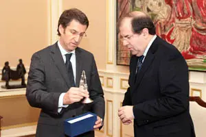  Feij&oacute;o le entreg&oacute; a Juan Vicente Herrera una r&eacute;plica del botafumeiro de la catedral de Santiago.