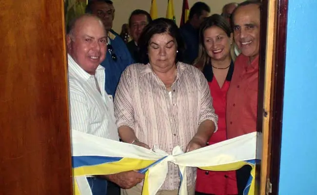  La viceconsejera inaugura la Oficina del Gobierno de Canarias en El Tigre, escoltada por José Luis Ferrera, Jenny Capllonch y Jacinto Pérez Acosta.