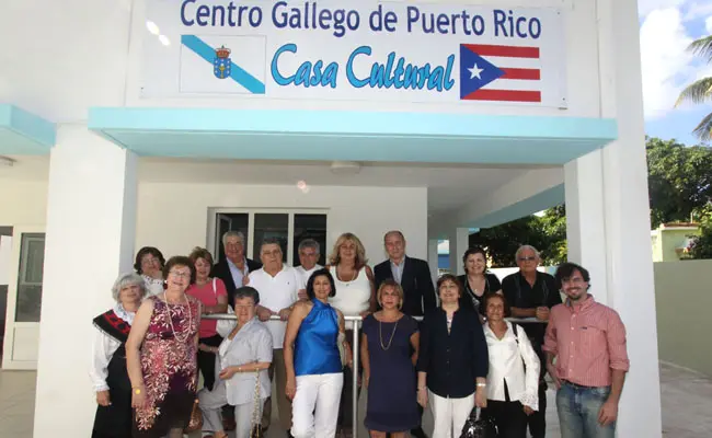 Santiago Camba posa junto a directivos del Centro e invitados en la nueva sede.