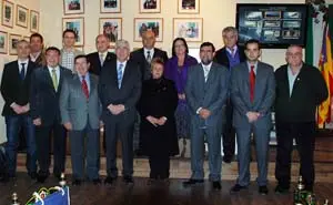 Foto de familia del viceconsejero de Gobernación y el resto de los asistentes al encuentro.