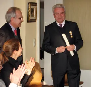 López Lerma recibe los aplausos de los asistentes al acto.