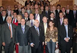  Vicente Álvarez Areces, rodeado de empresarios, durante el último foro Asturias-México, celebrado en Oviedo. 