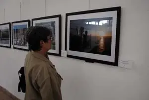 Una vecina visita la muestra \'Olladas no Cami&ntilde;o de Santiago\'.