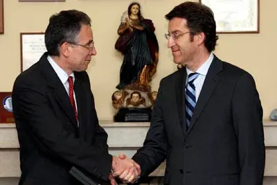 Feij&oacute;o saluda al presidente del Centro Gallego de Lisboa.