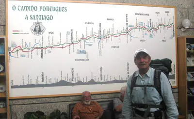  Pascual Veiga, junto al mapa que describe recorrido del Camino Portugu&eacute;s a su paso por Galicia.