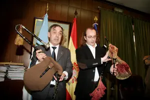  Jos&eacute; Luis Foxo y &Oacute;scar Ib&aacute;&ntilde;ez muestran las gaitas donadas por el hijo de Jos&eacute; Posada.