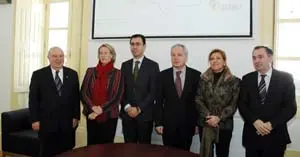 Foto de familia de los distintos representantes de instituciones.