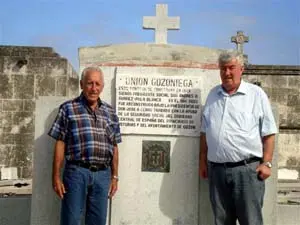 El alcalde y Cerra, frente al panteón de la Unión Gozoniega en La Habana.