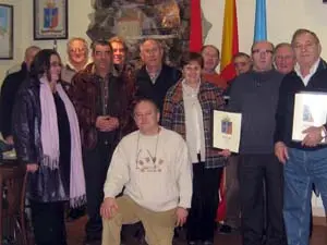  La consejera –en el centro– posa junto a directivos y socios del Centro Asturiano de Navarra.  