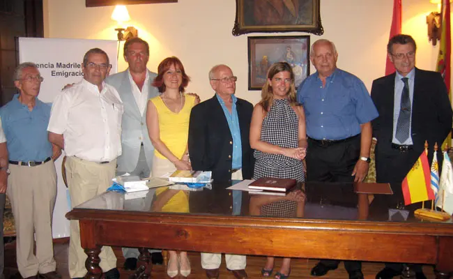  Victoria Cristóbal, flanquada por Julio Ríos, presidente del Centro Gallego, y Manuel Calvo, presidente a la firma del primer convenio.
