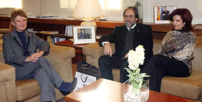  Consuelo Rum&iacute;, Jorge Coscia y Pilar Pin, durante su encuentro en Madrid.