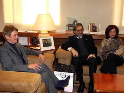 Consuelo Rumí, Jorge Coscia y Pilar Pin, durante su encuentro en Madrid.