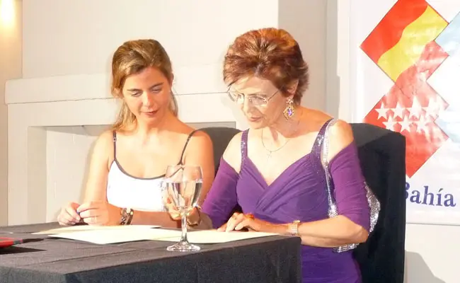  Victoria Cristóbal y María Avelina Martínez firman el acuerdo de colaboración.