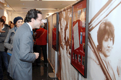 El consejero de Inmigración, durante su recorrido por la exposición.