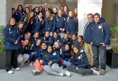 El viceconsejero de Presidencia posa junto a los integrantes del equipo de balonmano.
