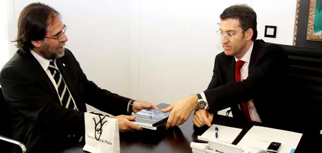  Jorge Coscia le entrega a Alberto N&uacute;&ntilde;ez Feij&oacute;o un par de ejemplares del libro durante su encuentro.