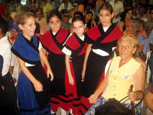  Mar&iacute;a Saladina, que forma parte de la nueva junta directiva, junto a unas j&oacute;venes.