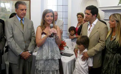  Victoria Cristóbal, durante su intervención en el acto inaugural, junto a Fernando García Navarro –1º por la izda.–, vicecónsul honorario, y Alejandro Sánchez, presidente del Centro.