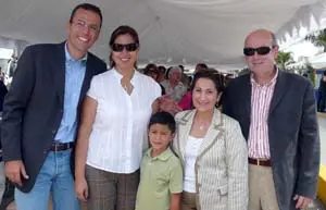 Ovidio Lozada, alcalde del Municipio Los Salias; María Gabriela Daza de Lozada, primera dama saliense; Andrés Santiago Lozada, Esther Novo de Rodríguez y Manuel Luis Rodríguez, consejero de Trabajo e Inmigración.