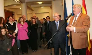 Un momento de la intervención del alcalde de Bruselas en el acto oficial de reapertura, con el presidente del Principado al lado y parte del público asistente.