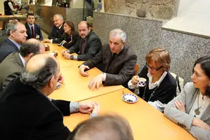  Jos&eacute; Luis M&eacute;ndez Romeu &ndash;al fondo, a la derecha&ndash;, junto a otros parlamentarios socialistas la semana pasada.