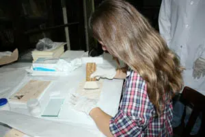  Una de las restauradoras, durante el tratamiento a las fichas del MEGA.
