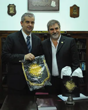  Jos&eacute; Luis Dur&aacute;n entrega a Dobarro un bander&iacute;n de la instituci&oacute;n.