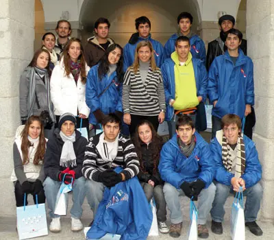 Victoria Cristóbal con el grupo de jóvenes de Paraguay.