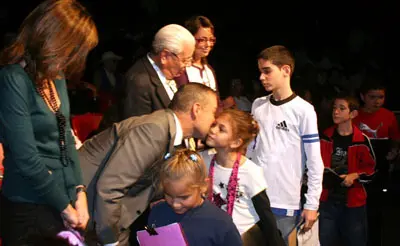 Paulino Rivera felicita a niños canarios por su espectáculo folclórico.
