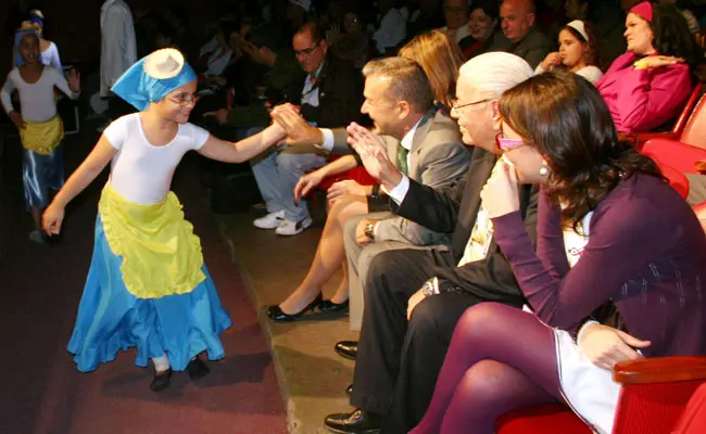 Una niña, nieta de canarios, saluda al presidente isleño tras su actuación.