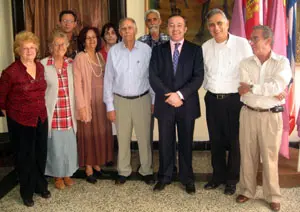 Félix Colsa, con directivos de la sociedad castellana en Cuba, en una visita anterior a la Isla.