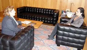  La presidenta del Parlamento, Pilar Rojo &ndash;a la dcha.&ndash;, departi&oacute; con la c&oacute;nsul Marta Echarte Baraibar.