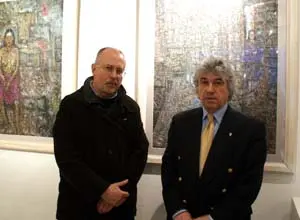 Celso Varela y el director de la galería.