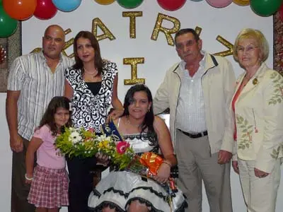 Alejandro Camerota, Paula Carolina, Betty Vieiros Rivas, madre de la nueva soberana; ‘Beatriz I’ y los abuelos de la reina del CGPLC, Manuel Vieiros Puga y Berta Rivas de Vieiros.