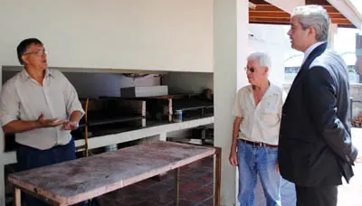  Dobarro conversa con el presidente de la entidad, Alberto Quiroga Bazarra, durante su recorrido por las instalaciones de la entidad.