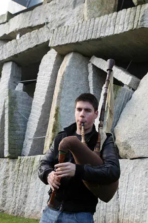  Marco Foxo, tocando la gaita.