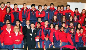 Los subdirectores generales con el grupo de j&oacute;venes chilenos. 