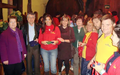 Teresa Ordiz, Begoña Serrano y Manuel Fernández de la Cera posan junto a monitores y jóvenes chilenos.