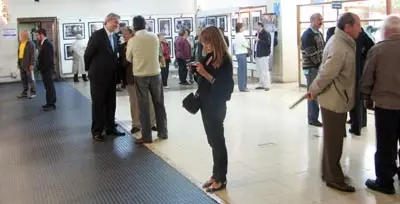  L&oacute;pez Dobarro conversa con los asistentes a la inauguraci&oacute;n de la muestra.